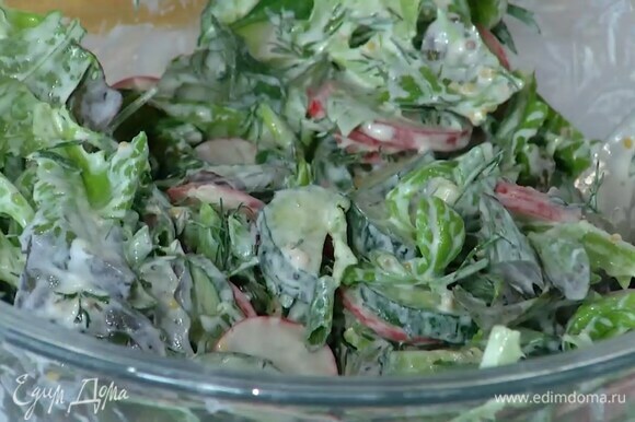 Нарезанные овощи, листья салата и измельченную зелень выложить в глубокую миску, добавить заправку и все перемешать.