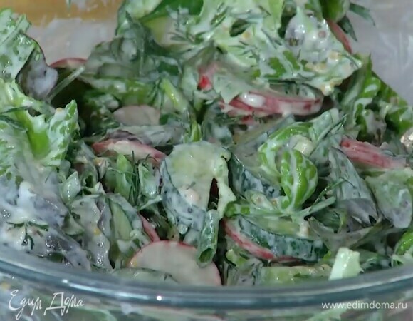 Нарезанные овощи, листья салата и измельченную зелень выложить в глубокую миску, добавить заправку и все перемешать.