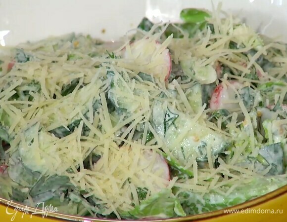 Твердый сыр натереть на мелкой терке и посыпать салат.