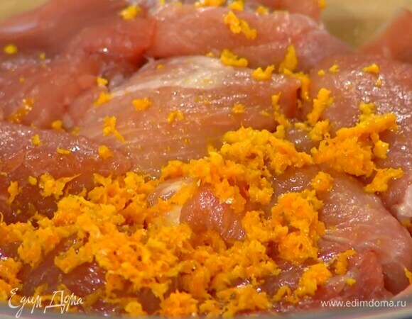 Цедру одного апельсина натереть на мелкой терке, выжать из него сок.