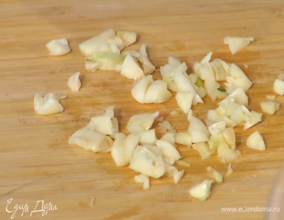 Чеснок почистить, раздавить плоской стороной ножа и мелко порубить.