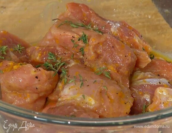 Мясо нарезать небольшими кусками, выложить в глубокую миску и перемешать с апельсиновым соком и цедрой, затем посолить, поперчить, добавить горчицу, листья тимьяна и чеснок, еще раз перемешать и оставить на полчаса мариноваться.