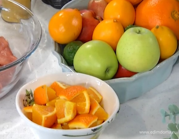 Остальные апельсины вместе с кожурой нарезать кубиками.