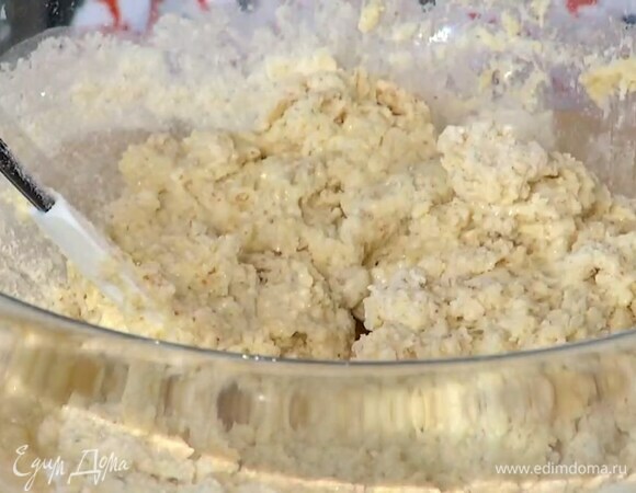 К жидким ингредиентам всыпать сухие и перемешать.