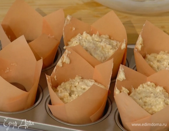 Бумажные формочки наполовину наполнить тестом, добавить в каждую по 1–2 ч. ложки шоколадно-ореховой пасты, затем разложить оставшееся тесто.