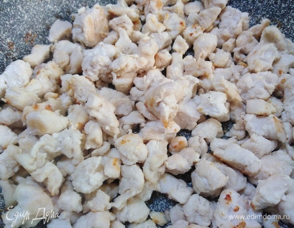 На сухой сковороде обжарить до золотистого цвета мелко нарезанную куриную грудку.