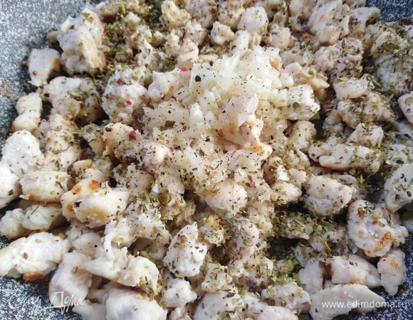 Добавить измельченный чеснок, соль, перец и итальянские травы. Обжарить, помешивая, в течение 1 минуты.