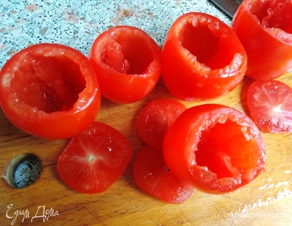 У помидоров срезать крышечки со стороны плодоножки. Аккуратно, не повредив стенки, удалить мякоть из плодов.