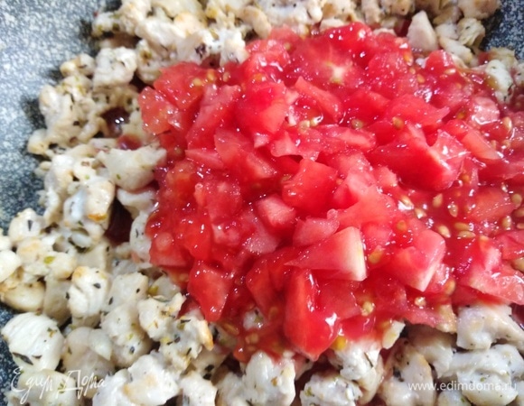 Мякоть соединить с куриной грудкой.