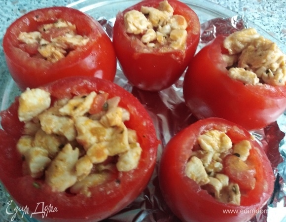Нафаршировать помидоры подготовленной начинкой. Выложить в застеленную фольгой посуду.