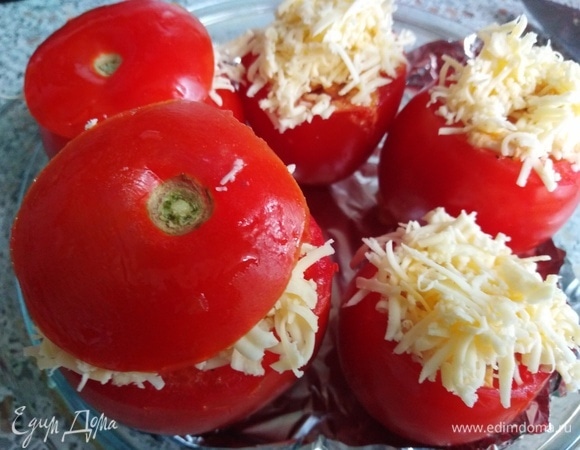 Посыпать тертым сыром и накрыть крышечками.