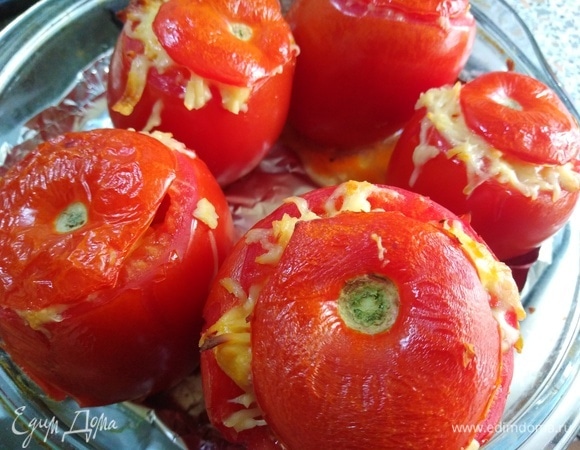 Поставить в заранее разогретую до максимума духовку. Запекать 15 минут. Подавать как в горячем, так и в холодном виде.