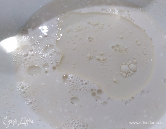 Дрожжи развести с водой и сахаром. Соединить с молоком, солью, растительным маслом.