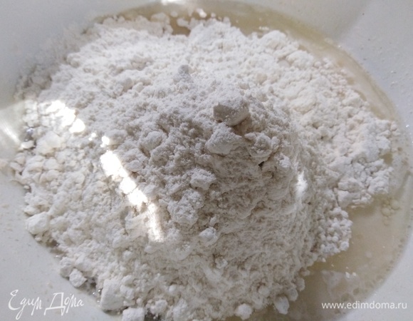 Всыпать муку.