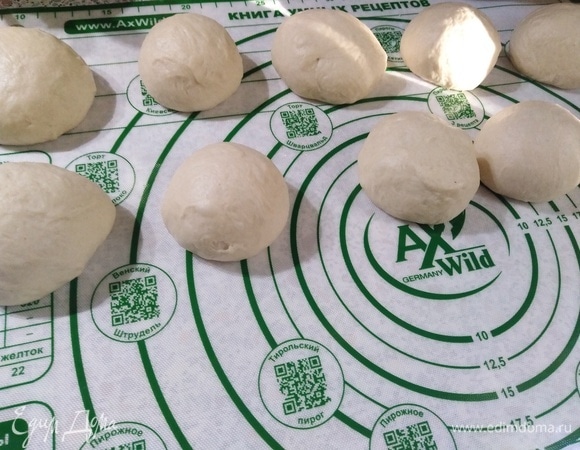 Из подошедшего теста сформировать порционные шарики. Дать отдохнуть 10 минут.