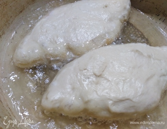 Выложить в емкость с раскаленным растительным маслом. Жарить с двух сторон от 3–5 минут с каждой.