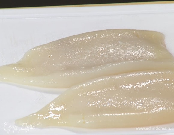 Тушки кальмаров отбить боковой стороной кулинарного молоточка.