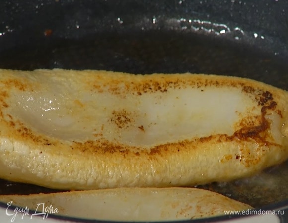 Разогреть в глубокой сковороде оливковое масло и обжарить кальмары с двух сторон до готовности, затем выложить на бумажное полотенце.