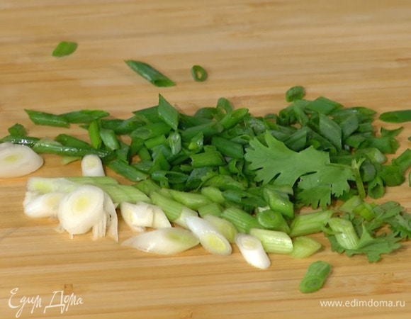Зеленый лук тонко порезать наискосок.