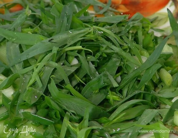 Из половинки лимона выжать сок и полить огурцы с зеленью.