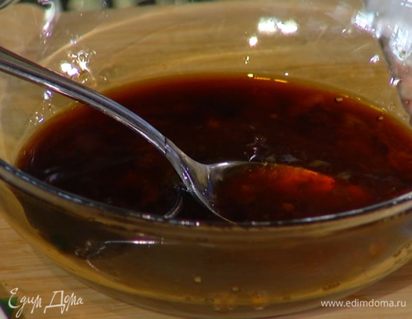 Приготовить заправку: соединить рыбный и соевый соус, добавить рисовый уксус, сахар, соус чили и все перемешать, затем выжать в заправку сок половинки лимона и еще раз перемешать.