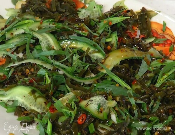 Морскую капусту добавить в салат и полить заправкой.