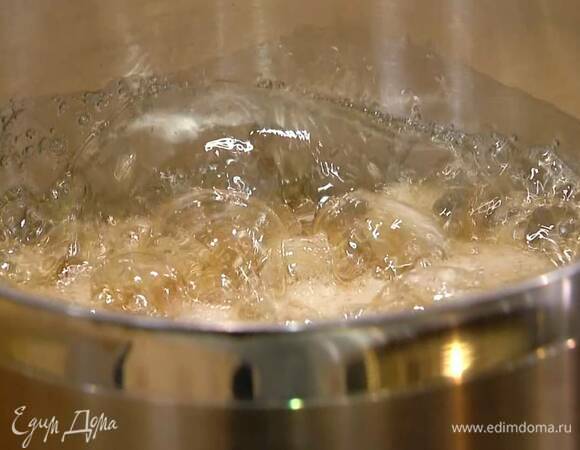 Всыпать сахар в небольшую кастрюлю, влить 200 мл воды, добавить веточку розмарина и прогревать на небольшом огне, пока сахар полностью не растворится.