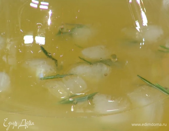 В графин влить газированную воду, лимонный сок, добавить кубики льда, влить 70 мл розмаринового сиропа и перемешать.