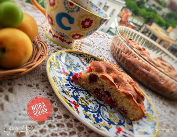 Переложите тесто в форму, разровняйте и выпекайте 30–35 минут.