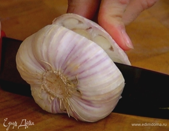 Головки чеснока разрезать поперек пополам.