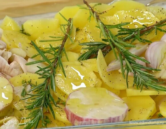 В жаропрочную форму выложить нарезанный картофель, посолить, поперчить, посыпать листьями тимьяна, разложить сверху веточки розмарина, лук и чеснок, полить все оливковым и растопленным сливочным маслом.