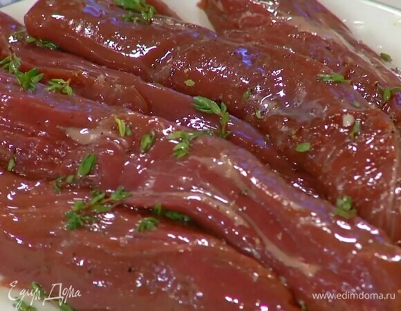 Ягнятину нарезать стейками, немного посолить и поперчить, полить оливковым маслом, посыпать листьями тимьяна, все перемешать и дать мясу немного постоять.