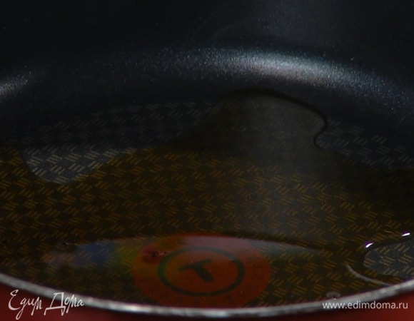 Сливочное масло растопить в глубокой сковороде.