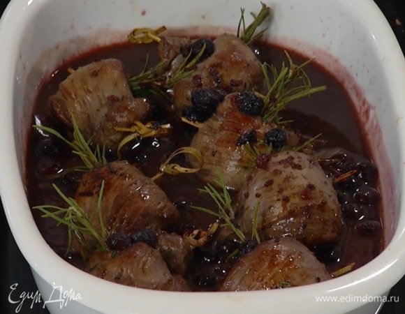 Мясо в форме полить ягодным соусом и запекать в разогретой духовке 10–12 минут.