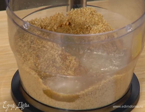 Сливочное масло растопить на медленном огне, влить в измельченное печенье, все посолить и перемешать.