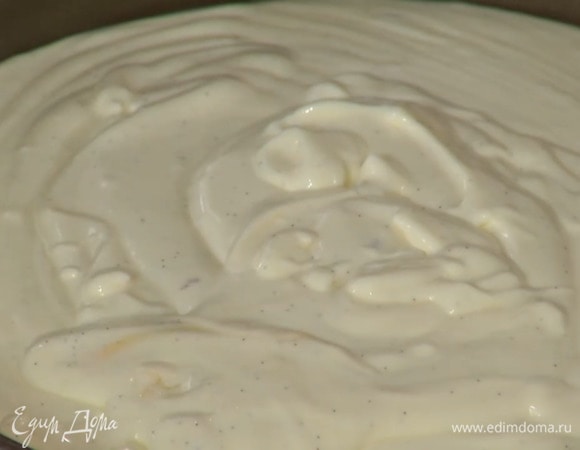 Приготовить крем: в чаше комбайна соединить сливочный сыр, сметану, сахар, муку и яйца, добавить зерна ванили, соль и вымешать все на средней скорости, а затем разложить в две формы.