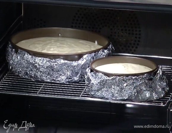 В нижнюю часть разогретой духовки поместить противень с водой, а на решетку над ним поставить чизкейки и выпекать маленький 1 час 15 минут, а большой 2 часа 15 минут.