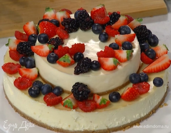 Готовые чизкейки полностью остудить, затем вынуть из форм, поместить маленький на большой и украсить ягодами (крупную клубнику можно разрезать).