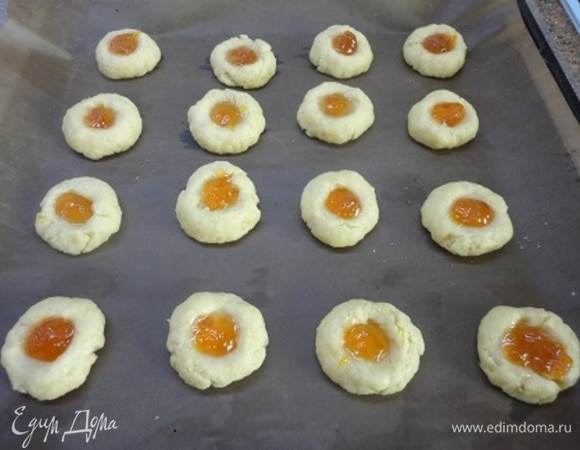 Скатайте шарики величиной с крупный грецкий орех, в середине сделайте пальцем углубление и заполните его лимонным джемом.