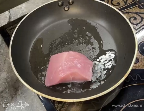 На разогретую сковороду добавьте растительное масло и соль, выложите индейку и обжарьте по 4 минуты с каждой стороны.