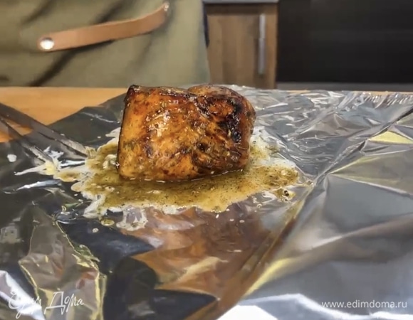 После того как индейка подрумянится, выложите ее на фольгу, смажьте сливочным маслом, посыпьте сушеными специями. Заверните индейку в фольгу и оставьте в ней минут на 10.