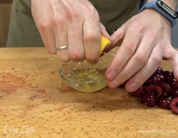 Для заправки смешайте лимонную цедру, щепотку соли, немного растительного масла и лимонный сок.