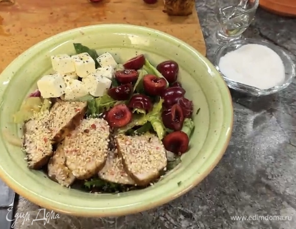 Готовую индейку нарежьте на кусочки и добавьте в салат. Сверху выложите фету, посыпьте все кунжутом и поперчите. Приятного аппетита!