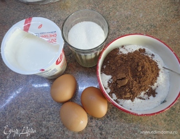 Смешать муку с крахмалом, содой, щепоткой соли и какао. Включить духовку на 200°C.