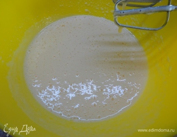 Взбить яйца с сахаром, добавить сметану и перемешать.