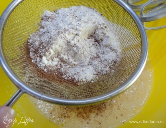 К жидким ингредиентам просеить смесь сухих. Перемешать.