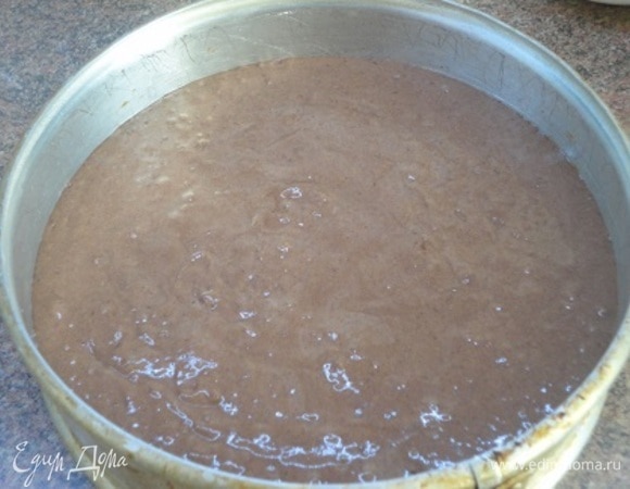 У разъемной формы дно выстлать пекарской бумагой. Бока не смазывать маслом. Вылить тесто, несколько раз форму прокрутить по горизонтали то в одну, то в другую сторону. Выпекать 35–40 минут. Ориентируйтесь по своей духовке.