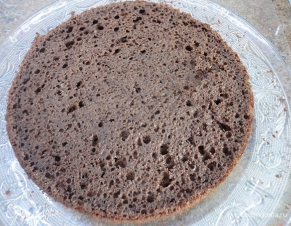 Корж полностью остудить, завернуть пищевой пленкой и оставить при комнатной температуре на 6–8 часов или на ночь. Разрезать на три коржа. Они очень пористые, поэтому пропитки не требуют.