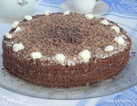 Для крема мягкое масло взбить со сгущенкой. Добавить сметану и продолжить взбивать. При желании можно добавить загуститель для сметаны. Смазать коржи, верх и украсить по желанию. Я просто посыпала тертым шоколадом.