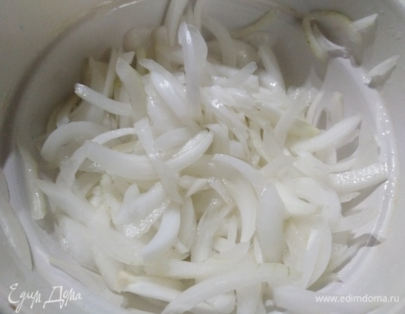 Лук нарежьте соломкой, посыпьте сахаром и полейте уксусом. Затем перемешайте.